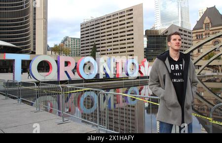 Le basket-ball autrichien Jakob Poeltl des Raptors a été échangé aux Spurs de San Antonio, a annoncé les Spurs le 18 juillet 2018. PHOTO : (PHOTO DE DOSSIER) Jakob Poeltl lors d'une séance photo à Toronto, Canada, le 5 novembre 2017. - 20171105 PD13879 - Rechteinfo : droits gérés (RM) Banque D'Images
