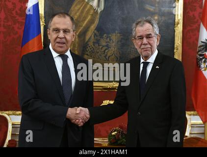 Le président autrichien Alexander Van der Bellen (à droite) et le ministre russe des Affaires étrangères Sergei Lavrov se serrent la main au palais de la Hofburg à Vienne, en Autriche, le 6 décembre 2017. Les ministres des Affaires étrangères des 57 membres de l’OSCE (Organisation pour la sécurité et la coopération en Europe), dont le secrétaire d’État américain Rex Tillerson et son homologue russe Sergueï Lavrov, se réuniront à Vienne les 7 et 8 décembre 2017. - 20171206 PD5660 - Rechteinfo : droits gérés (RM) Banque D'Images