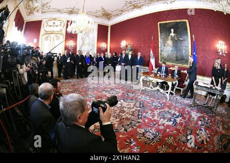 Cérémonie d'assermentation du nouveau gouvernement autrichien à Vienne, le 18 décembre 2017. Le président autrichien a juré Sebastian Kurz à la tête d'un nouveau gouvernement de coalition impliquant les conservateurs de Kurz et l'extrême droite, couronnant ainsi une année de succès pour les nationalistes européens. - 20171218 PD1290 - Rechteinfo : droits gérés (RM) Banque D'Images