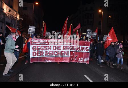 Bal traditionnel de l'Opéra de Vienne au Wiener Staatsoper (Opéra national de Vienne), à Vienne, Autriche, le 8 février 2018. Dans l'image : manifestation contre le bal de l'Opéra - 20180208 PD6876 - Rechteinfo : droits gérés (RM) Banque D'Images