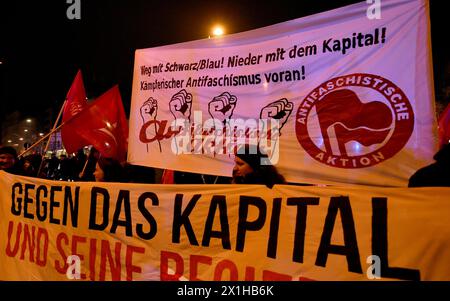 Bal traditionnel de l'Opéra de Vienne au Wiener Staatsoper (Opéra national de Vienne), à Vienne, Autriche, le 8 février 2018. Dans l'image : manifestation contre le bal de l'Opéra - 20180208 PD6874 - Rechteinfo : droits gérés (RM) Banque D'Images