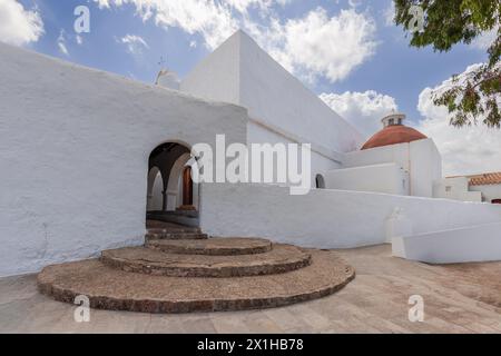 La beauté architecturale de l'église Puig de Missa à Santa Eulalia, Ibiza, est soulignée par ses murs blanchis à la chaux, son dôme en terre cuite et son circuit unique Banque D'Images