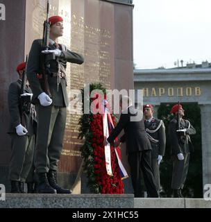 Le président russe Vladimir Poutine prend part à une gerbe de cermoine déposée au mémorial soviétique de la seconde Guerre mondiale à Vienne, Autriche, le 5 juin 2018. Le président Poutine effectue une visite d'État d'une journée en Autriche. - 20180605 PD6405 - Rechteinfo : droits gérés (RM) Banque D'Images