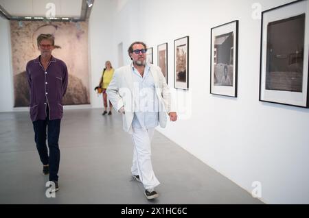 Peter Coeln (à gauche) et l'artiste Julian Schnabel (à droite) lors d'une visite guidée avec des journalistes lors de l'exposition de 'Julian Schnabel - Polaroids' à Ostlicht à Vienne, Autriche, le 6 juin 2018. - 20180606 PD1335 - Rechteinfo : droits gérés (RM) Banque D'Images