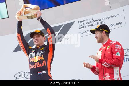 Le pilote néerlandais Max Verstappen de Red Bull et Sebastian Vettel (GER / Ferrari) célèbre sa victoire au Grand Prix autrichien de formule 1 à Spielberg, dans le centre de l'Autriche, le 1er juillet 2018. - 20180701 PD3574 - Rechteinfo : droits gérés (RM) Banque D'Images