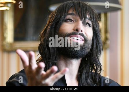 La chanteuse autrichienne Conchita Wurst (Tom Neuwirth) lors d'un entretien avec Austria presse Agentur à Vienne, Autriche, le 18 septembre 2018. - 20180918 PD13458 - Rechteinfo : droits gérés (DG) Banque D'Images