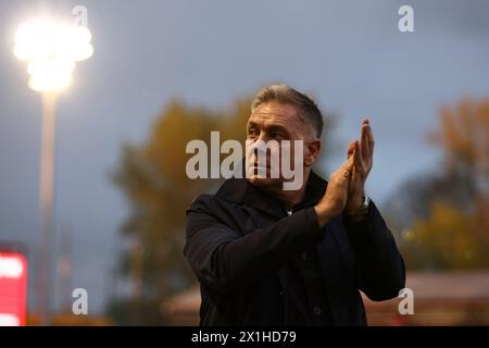 Scott Lindsey entraîneur de Crawley Town lors du match de Sky Bet League 2 entre Crawley Town et Barrow au Broadfield Stadium, Crawley le mardi 16 avril 2024. (Photo : Tom West | mi News) crédit : MI News & Sport /Alamy Live News Banque D'Images