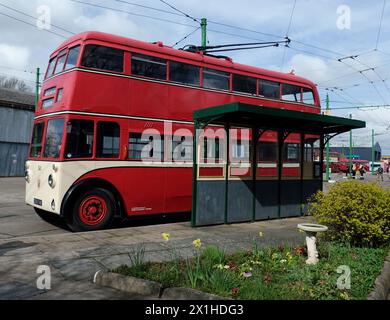 Un trolleybus est un bus électrique qui tire son énergie de câbles aériens doubles utilisant des poteaux de trolley à ressort. Banque D'Images