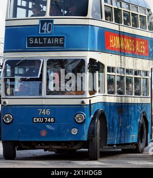 Un trolleybus est un bus électrique qui tire son énergie de câbles aériens doubles utilisant des poteaux de trolley à ressort. Banque D'Images