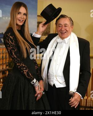 Bal traditionnel de l'Opéra de Vienne au Wiener Staatsoper (Opéra national de Vienne), Vienne, Autriche, 28 février 2019. Dans l'image : bal traditionnel de l'Opéra de Vienne au Wiener Staatsoper (Opéra d'État de Vienne), à Vienne, Autriche, 28 février 2019. Sur la photo : le mannequin australien elle Macpherson et Richard Lugner. - 20190228 PD6877 - Rechteinfo : droits gérés (RM) Banque D'Images