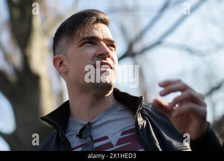 Martin Sellner, leader local autrichien du mouvement identitaire (IBOe), parle à la presse le 29 mars 2019 à Vienne, Autriche. Une enquête sur un groupe d'extrême droite lié à l'attaquant présumé de la mosquée néo-zélandaise a jeté les projecteurs sur le gouvernement de droite autrichien, qui a eu du mal à se distancer rapidement du groupe. Martin Sellner, dont l'appartement a fait l'objet d'une descente le 25 mars 2019, a nié avoir eu un quelconque contact avec l'agresseur néo-zélandais et l'a plutôt blâmé d'avoir cherché à impliquer le groupe par le biais de ce don. - 20190329 PD4845 - Rechteinfo : droite Banque D'Images