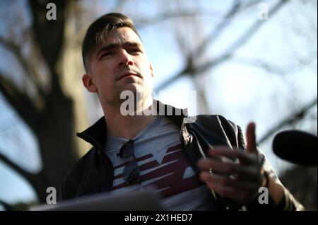 Martin Sellner, leader local autrichien du mouvement identitaire (IBOe), parle à la presse le 29 mars 2019 à Vienne, Autriche. Une enquête sur un groupe d'extrême droite lié à l'attaquant présumé de la mosquée néo-zélandaise a jeté les projecteurs sur le gouvernement de droite autrichien, qui a eu du mal à se distancer rapidement du groupe. Martin Sellner, dont l'appartement a fait l'objet d'une descente le 25 mars 2019, a nié avoir eu un quelconque contact avec l'agresseur néo-zélandais et l'a plutôt blâmé d'avoir cherché à impliquer le groupe par le biais de ce don. - 20190329 PD4301 - Rechteinfo : droite Banque D'Images