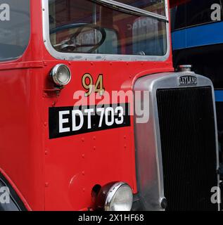 Un trolleybus est un bus électrique qui tire son énergie de câbles aériens doubles utilisant des poteaux de trolley à ressort. Banque D'Images