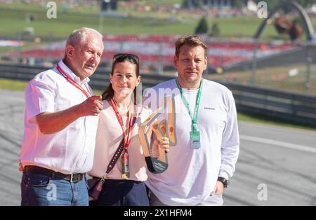 Grand Prix autrichien de formule 1 à Spielberg le 30 juin 2019. Le Dr Helmut Marko, consultant du Red Bull Racing Team, Birgit Lauda et Lukas Lauda dévoilent l'hommage durable rendu au regretté Niki Lauda alors que le premier virage est rebaptisé Niki Lauda Kurve avant le Grand Prix de F1 d'Autriche au Red Bull Ring le 30 juin 2019 à Spielberg, en Autriche. - 20190630 PD0822 - Rechteinfo : droits gérés (RM) Banque D'Images