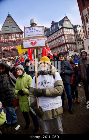 Francfort, Allemagne, 20 janvier 2024. Des milliers de personnes se sont rassemblées sur la place Römerberg pour souligner leur soutien à la démocratie en Allemagne. Banque D'Images