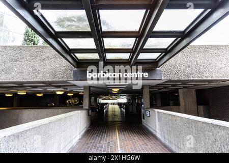 Passerelle avec entrée au Barbican Centre, Londres, Angleterre Banque D'Images