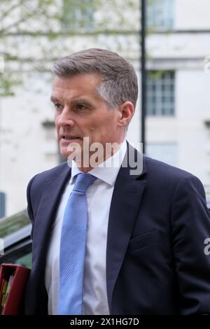 Londres, Royaume-Uni, 16 avril 2024. Le ministre des Transports Mark Harper, député fédéral, arrive au bureau du Cabinet. Les politiciens retournent à Westminster pour le deuxième jour de travail après les vacances de Pâques. Crédit : onzième heure photographie/Alamy Live News Banque D'Images