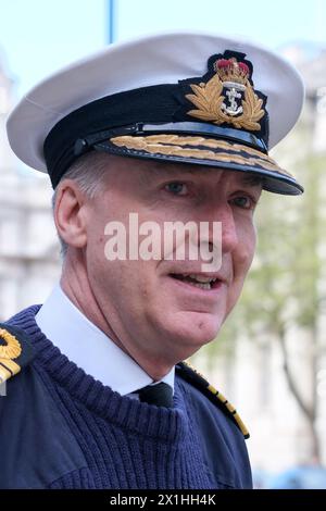 Londres, Royaume-Uni, 16 avril 2024. Le chef d'état-major de la Défense, l'amiral Tony Radakin KCB, ADC, est vu à Whitehall. Les politiciens et autres fonctionnaires retournent à Westminster le deuxième jour de travail après les vacances de Pâques. Crédit : onzième heure photographie/Alamy Live News Banque D'Images