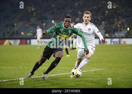 Match de football de l'Europa League entre Wolfsberg RZ pellets WAC et Borussia Moenchengladbach à Graz, Autriche, le 28 novembre 2019. PHOTO : Denis Zakaria (Borussia Mönchengladbach /l) et Marc André Schmerböck (WAC) - 20191128 PD6900 - Rechteinfo : droits gérés (RM) Banque D'Images