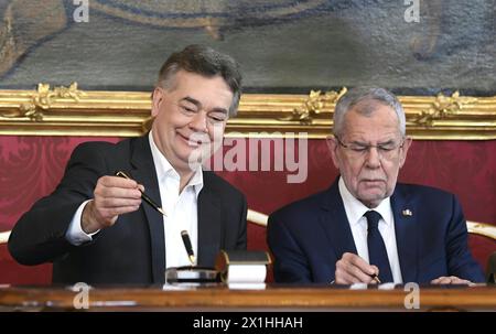 La cérémonie de prestation de serment de leur nouveau gouvernement de coalition le 7 janvier 2020 au bureau du président à Vienne, Autriche. PHOTO : le vice-chancelier Werner Kogler (l) et le président autrichien Alexander Van der Bellen - 20200107 PD2794 - Rechteinfo : droits gérés (RM) Banque D'Images