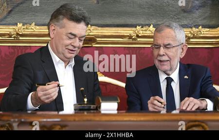 La cérémonie de prestation de serment de leur nouveau gouvernement de coalition le 7 janvier 2020 au bureau du président à Vienne, Autriche. PHOTO : le vice-chancelier Werner Kogler (G) et le président autrichien Alexander Van der Bellen - 20200107 PD3182 - Rechteinfo : droits gérés (RM) Banque D'Images