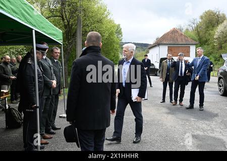 Vlachovice, République tchèque. 17 avril 2024. Le président tchèque Petr Pavel, au centre, visite un ancien dépôt de munitions lors de sa visite de deux jours dans la région de Zlin, à Vlachovice, en République tchèque, le 17 avril 2024. Deux entrepôts de munitions ont explosé sur le site de Vlachovice-Vrbetice en 2014. Deux personnes sont mortes dans la première explosion. Les enquêteurs soupçonnent des agents du renseignement militaire russe d'avoir placé l'engin explosif dans les entrepôts qui ont déclenché l'explosion. Crédit : Dalibor Gluck/CTK photo/Alamy Live News Banque D'Images