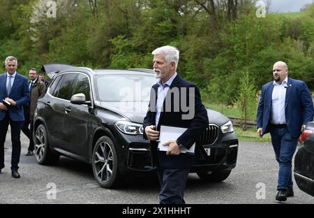 Vlachovice, République tchèque. 17 avril 2024. Le président tchèque Petr Pavel, au centre, visite un ancien dépôt de munitions lors de sa visite de deux jours dans la région de Zlin, à Vlachovice, en République tchèque, le 17 avril 2024. Deux entrepôts de munitions ont explosé sur le site de Vlachovice-Vrbetice en 2014. Deux personnes sont mortes dans la première explosion. Les enquêteurs soupçonnent des agents du renseignement militaire russe d'avoir placé l'engin explosif dans les entrepôts qui ont déclenché l'explosion. Crédit : Dalibor Gluck/CTK photo/Alamy Live News Banque D'Images