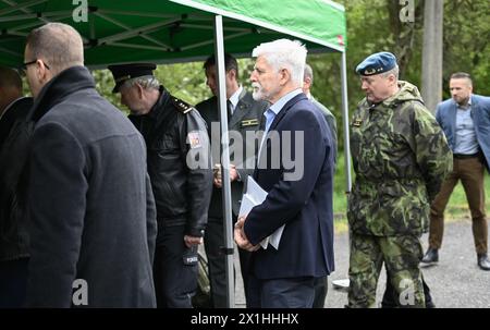 Vlachovice, République tchèque. 17 avril 2024. Le président tchèque Petr Pavel, au centre, visite un ancien dépôt de munitions lors de sa visite de deux jours dans la région de Zlin, à Vlachovice, en République tchèque, le 17 avril 2024. Deux entrepôts de munitions ont explosé sur le site de Vlachovice-Vrbetice en 2014. Deux personnes sont mortes dans la première explosion. Les enquêteurs soupçonnent des agents du renseignement militaire russe d'avoir placé l'engin explosif dans les entrepôts qui ont déclenché l'explosion. Crédit : Dalibor Gluck/CTK photo/Alamy Live News Banque D'Images