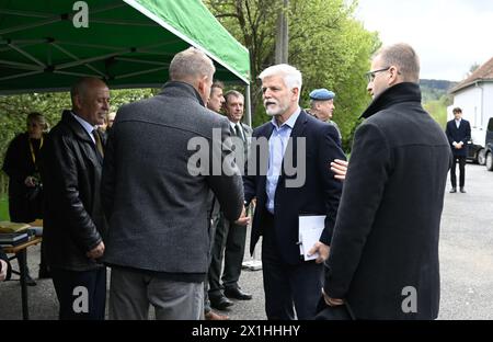 Vlachovice, République tchèque. 17 avril 2024. Le président tchèque Petr Pavel, au centre, visite un ancien dépôt de munitions lors de sa visite de deux jours dans la région de Zlin, à Vlachovice, en République tchèque, le 17 avril 2024. Deux entrepôts de munitions ont explosé sur le site de Vlachovice-Vrbetice en 2014. Deux personnes sont mortes dans la première explosion. Les enquêteurs soupçonnent des agents du renseignement militaire russe d'avoir placé l'engin explosif dans les entrepôts qui ont déclenché l'explosion. Sur la droite se trouve le gouverneur de la région Zlin Radim Holis (ANO). Crédit : Dalibor Gluck/CTK photo/Alamy Live News Banque D'Images