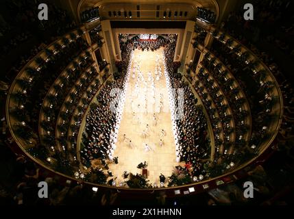 Bal traditionnel de l'Opéra de Vienne au Wiener Staatsoper (Opéra national de Vienne), à Vienne, Autriche, le 20 février 2020. Dans l'image : les danseurs de ballet jouent lors de la cérémonie d'ouverture du bal. - 20200220 PD14214 - Rechteinfo : droits gérés (RM) Banque D'Images