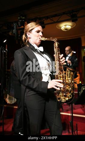 Bal traditionnel de l'Opéra de Vienne au Wiener Staatsoper (Opéra national de Vienne), à Vienne, Autriche, le 20 février 2020. Dans l'image : metteur en scène Maria Großbauer (saxophone) - 20200220 PD15638 - Rechteinfo : Rights Managed (RM) Banque D'Images