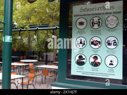 La maison suisse de la famille Kolarik (Schweizerhaus) dans le parc d'attractions Prater de Vienne avec des tasses à bière photographiées à Vienne le 14 mai 2020. Après le verrouillage après l’épidémie du nouveau coronavirus (COVID-19) et l’interdiction de la gastronomie, les restaurants autrichiens ouvriront demain sous conditions. - 20200514 PD2142 - Rechteinfo : droits gérés (RM) Banque D'Images