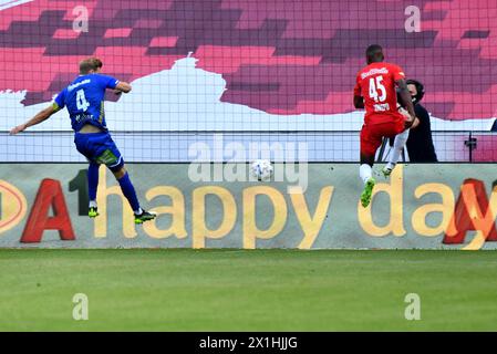 Michael Huber (TSV Hartberg), Enock Mwepu (FC Red Bull Salzburg) lors du match de tipico Bundesliga entre FC Red Bull Salzburg et TSV Hartberg à Salzbourg, Autriche, le 28 juin 2020. - 20200628 PD3838 - Rechteinfo : droits gérés (RM) Banque D'Images