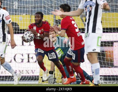 Kelvin Arase (Rapid), Jörg Siebenhandl (Sturm Graz) et Koya Kitagawa (Rapid) après le but 2:1 lors du match de tipico Bundesliga entre SK Puntigamer Sturm Graz et SK Rapid Wien à Graz, Autriche, le 28 juin 2020. - 20200628 PD6233 - Rechteinfo : droits gérés (RM) Banque D'Images