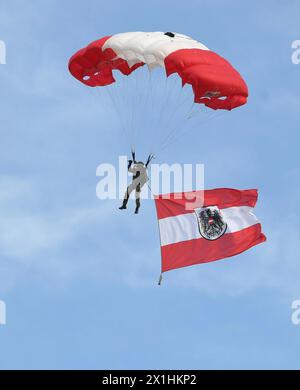 Cérémonie d'assermentation des nouvelles recrues des forces armées autrichiennes à Vienne à l'occasion de la fête nationale autrichienne le 26 octobre 2020. Dans l'image : parachutiste des forces armées autrichiennes - 20201026 PD1896 - Rechteinfo : droits gérés (RM) Banque D'Images