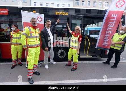 Conférence de presse du Samariterbund Vienna au début de la tournée du bus de vaccination à Vienne le 4 août 2021 à Vienne, Autriche. Photo : Peter Hacker (Conseiller municipal exécutif pour les affaires sociales, la santé publique et les sports) - 20210804 PD12563 - Rechteinfo : droits gérés (RM) Banque D'Images