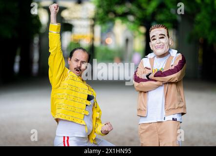 Le musicien Kurt Razelli (R) et Austrofred le 4 mai 2022, lors d'une interview avec l'Agence de presse autrichienne à Vienne, Autriche. - 20220504 PD19335 - Rechteinfo : droits gérés (RM) Banque D'Images