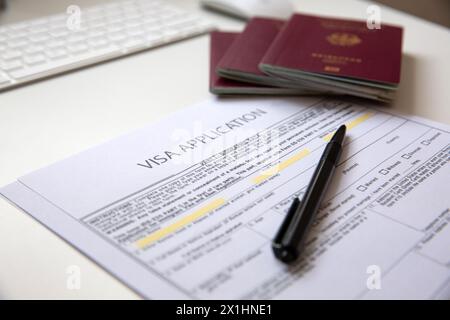Gros plan d'un document de demande de visa avec un passeport allemand Banque D'Images
