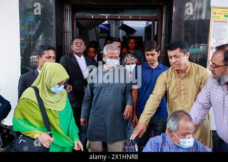 Le Dr Muhammad Yunus, lauréat du prix Nobel de la paix bangladais, quitte le tribunal d'appel du travail après avoir comparu à Dhaka, au Bangladesh, le 16 avril 2024. Le tribunal d'appel du travail a prolongé la période de mise en liberté sous caution des quatre principaux responsables de Grammen Telecom, y compris l'économiste Dr Muhammad Yunus dans l'affaire de violation du droit du travail. Un tribunal de Dacca a condamné le Dr Muhammad Yunus, économiste lauréat du prix Nobel et président de Grameen Telecom, ainsi que trois autres personnes à six mois de prison et à une amende de 30 000 TK chacun dans une affaire engagée pour violation du droit du travail. Le verdict a été rendu le 2 janvier. Photo de Suvra Kanti Da Banque D'Images