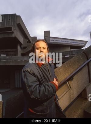 Portrait du photographe primé Eamonn McCabe devant l'exposition Hayward Gallery 'In Our Time : The World as See by Magnum Photographers' i. Banque D'Images
