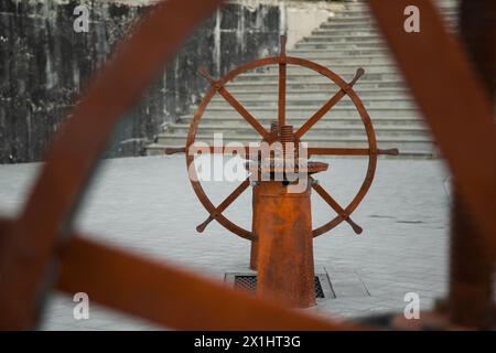 Valve rouillée en forme de roue pour l'ouverture d'un barrage fluvial Banque D'Images