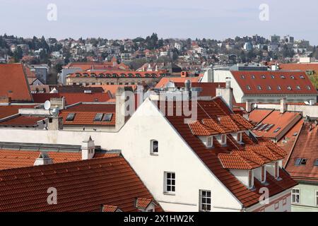 Vue de la vieille ville depuis la colline du château, Bratislava, Slovaquie. Vue sur la rue, vieilles maisons au toit rouge. Printemps en Europe. Banque D'Images