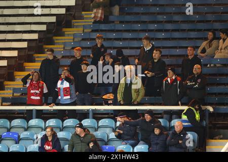 Peterborough, Royaume-Uni. 16 avril 2024. Les fans de Fleetwood qui ont fait le voyage pour le Peterborough United v Fleetwood Town EFL League One match, au Weston Homes Stadium, Peterborough, Cambridgeshire, le 16 avril 2024. Crédit : Paul Marriott/Alamy Live News Banque D'Images