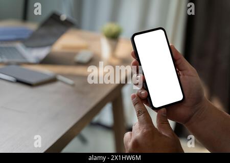 Vue de dessus image de maquette main à l'aide d'un smartphone homme tenant un téléphone cellulaire avec écran vide Banque D'Images