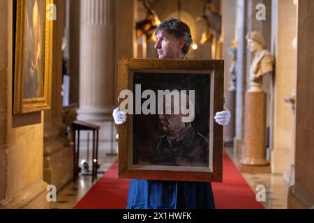 Sotheby's Staff détient un portrait de l'ancien premier ministre britannique Winston Churchill, peint par Graham Sutherland en 1954, Palais de Blenheim, Royaume-Uni Banque D'Images