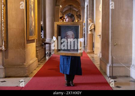 Sotheby's Staff détient un portrait de l'ancien premier ministre britannique Winston Churchill, peint par Graham Sutherland en 1954, Palais de Blenheim, Royaume-Uni Banque D'Images