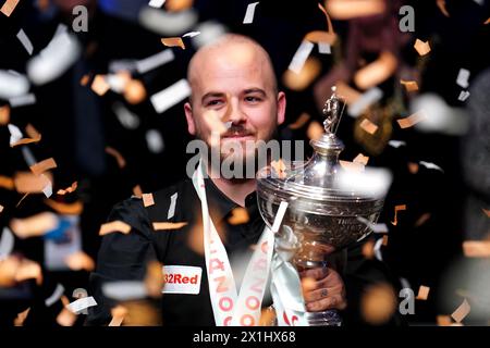 Photo du dossier datée du 01-05-2023 de Luca Brecel célèbre après avoir remporté la finale face à Mark Selby (non photographié). Luca Brecel n’a pas fait grand-chose depuis qu’il a remporté son premier titre mondial il y a 12 mois. Date d'émission : mercredi 17 avril 2024. Banque D'Images