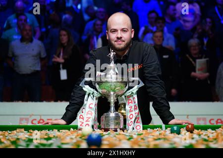 Photo du dossier datée du 01-05-2023 de Luca Brecel célèbre après avoir remporté la finale. Le règne du titre mondial de Luca Brecel n'a pas été très éclairant. Date d'émission : mercredi 17 avril 2024. Banque D'Images