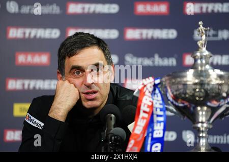 Photo du dossier datée du 02-05-2022 de l'anglais Ronnie O'Sullivan après avoir battu l'anglais Judd Trump. Ronnie O'Sullivan vise un huitième titre mondial record de l'ère moderne. Date d'émission : mercredi 17 avril 2024. Banque D'Images