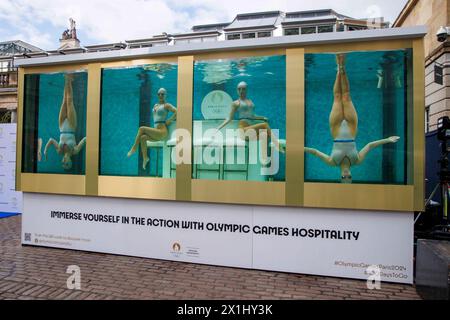 Londres, Royaume-Uni. 17 avril 2024. Les nageurs synchronisés se produisent sur la Piazza de Covent Garden, marquant 100 jours avant le début des Jeux Olympiques de Paris. Ils effectuent toutes les manières de manœuvres dans ce qui est essentiellement un aquarium de poissons surdimensionné. Asha George, Katie Clark, Sisy Wang et Emily Kuhl d'Aquabatix jouent dans le char. Asha George et Katie Clark perforé aux Jeux olympiques de 2012 crédit : Karl Black/Alamy Live News Banque D'Images